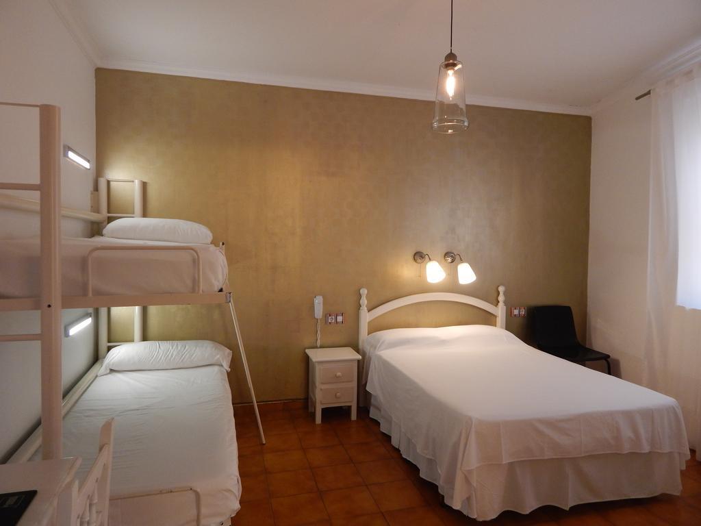 Hostal Arias Sevilla Buitenkant foto