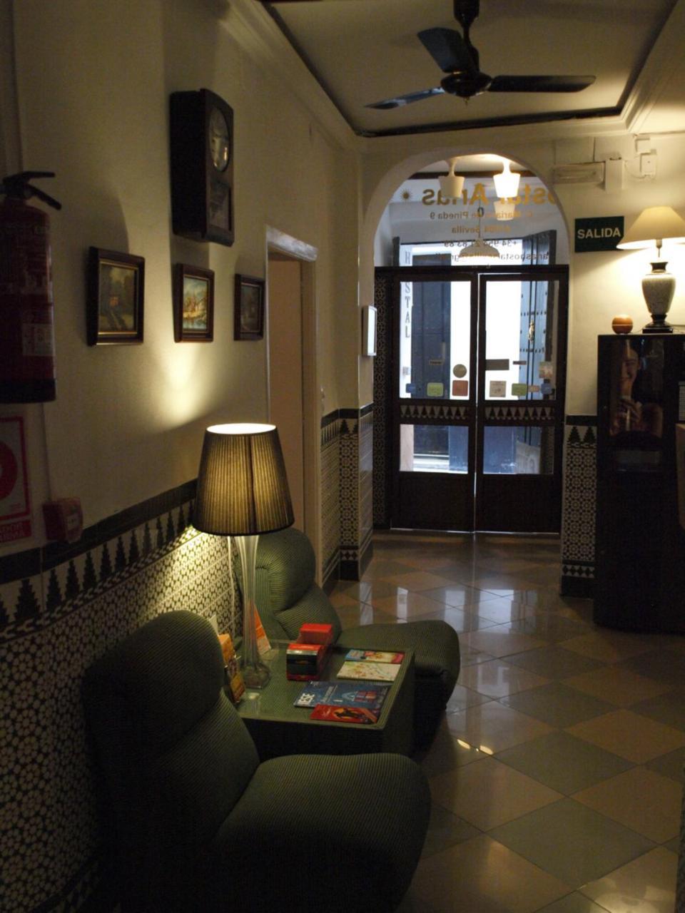 Hostal Arias Sevilla Buitenkant foto